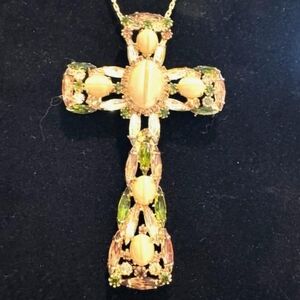 Alice Cavinness pin pendant